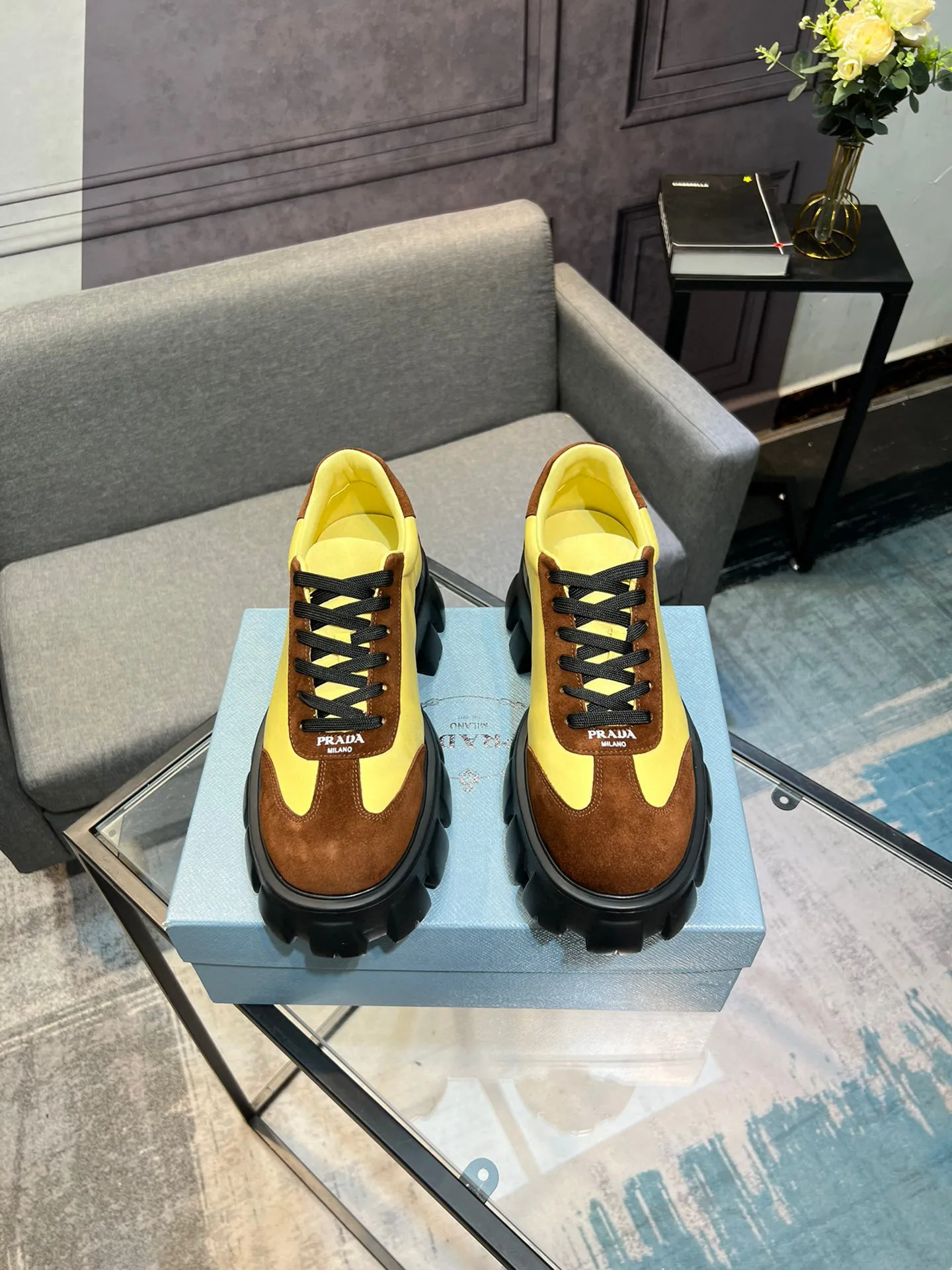 Men's shoes 💰540 Prada Latest 2025ss spring and summer catwalk series Thick-soled platform platform Casual sports shoes Couple style ☑️ Bold contrasting bright colors and fashionable combination Casual sports style design with exquisite details Classic personalized gear thick sole Increased comfort and unique modern trend style 🚩 Fabric: Cowhide ➕ Cloth Lining: Sheepskin Outsole: Original molded ultra-light foam material Sole thickness: 4.5CM Size: 35-45 (Female 40, Male 45, customized, non-returnable)